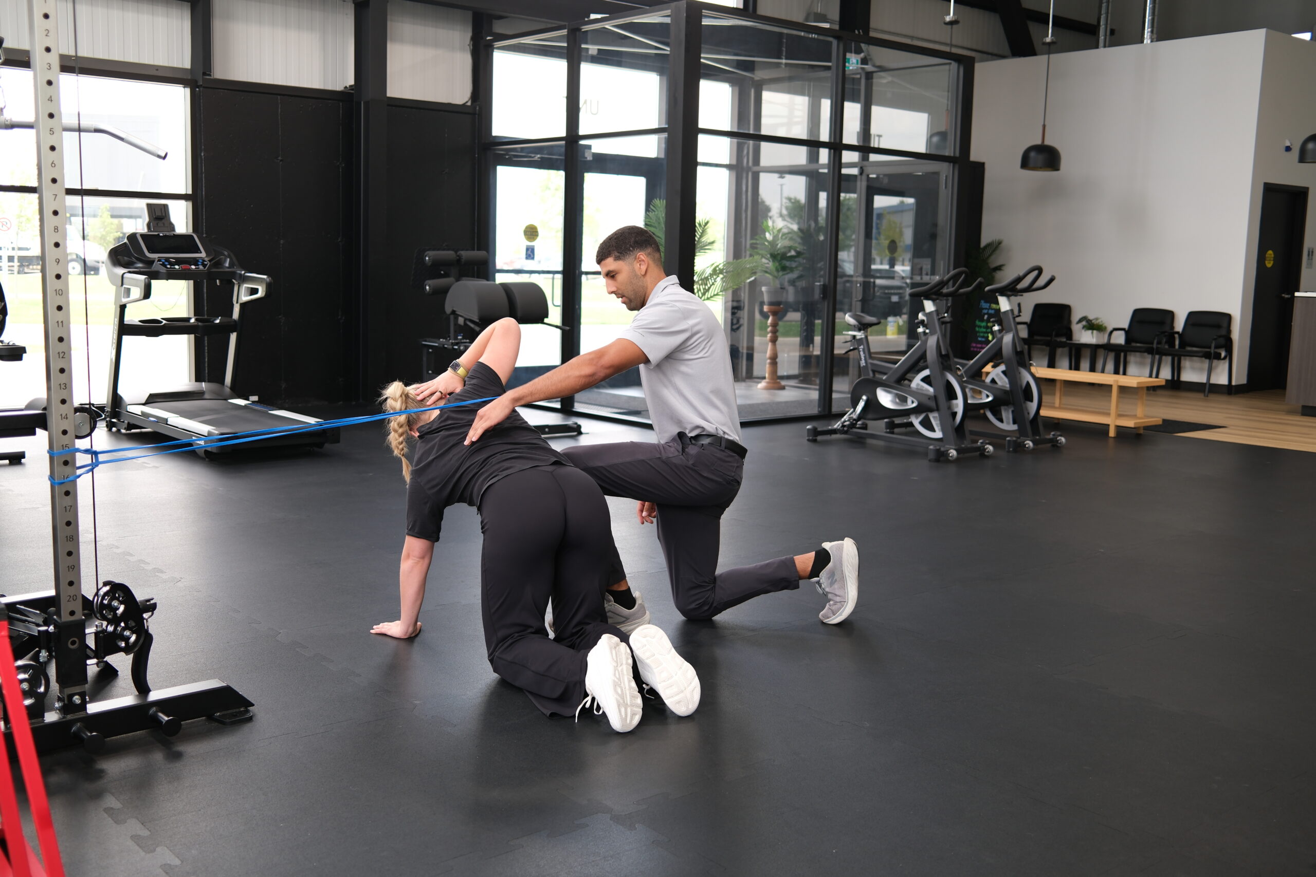 Chirporactor helping a patient with physiotherapy